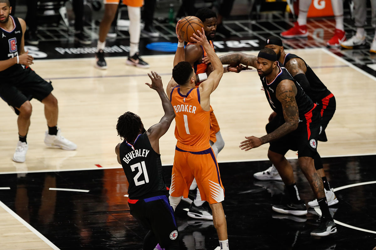 波兰男篮横扫步行者，浓眉送出助攻